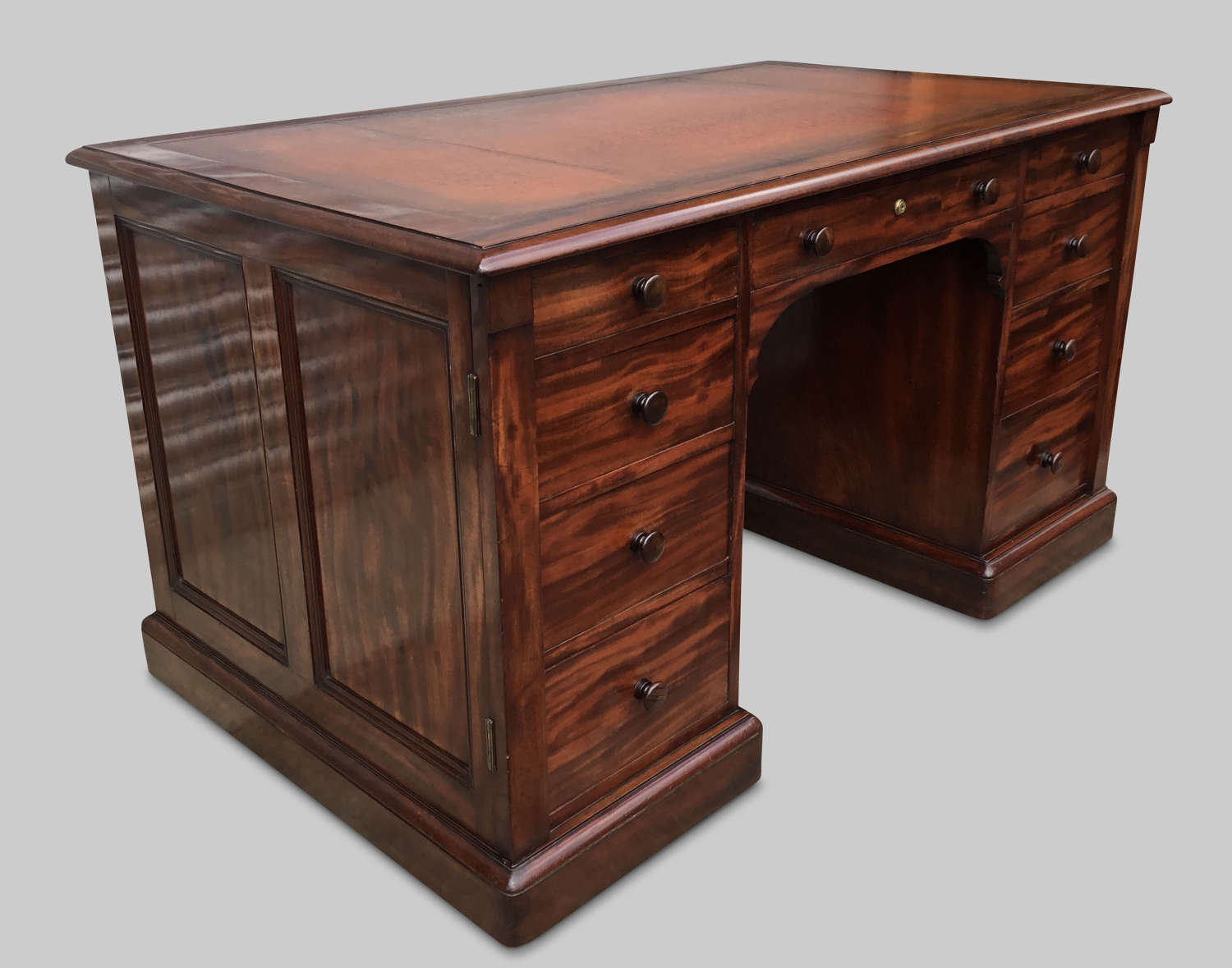 Exceptional late Regency Gillows mahogany pedestal desk