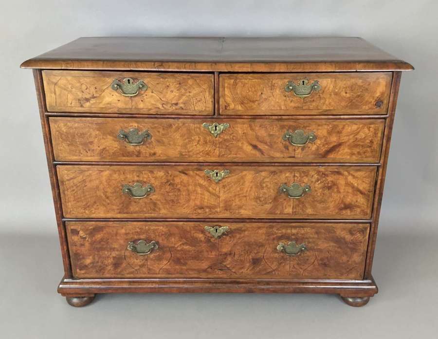 C18th Queen Anne walnut chest of drawers