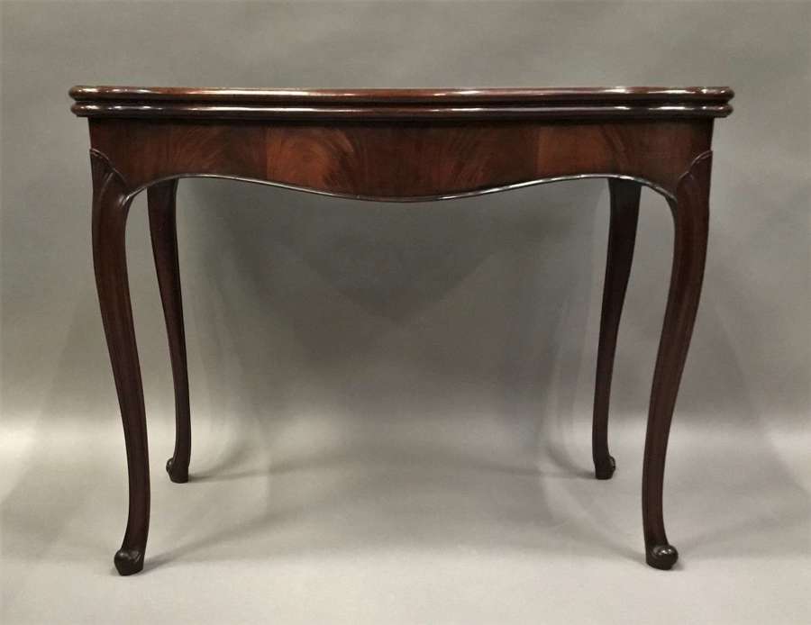 Elegant George III mahogany Hepplewhite serpentine card table