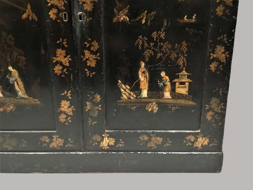 Good Regency Chinoiserie lacquered chiffonier / side cabinet
