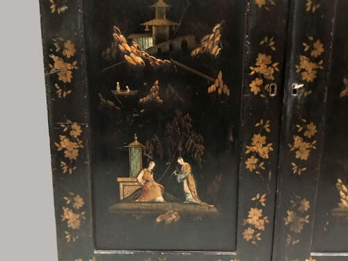 Good Regency Chinoiserie lacquered chiffonier / side cabinet