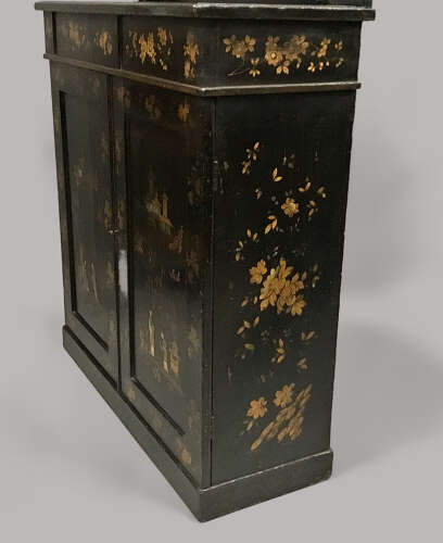 Good Regency Chinoiserie lacquered chiffonier / side cabinet