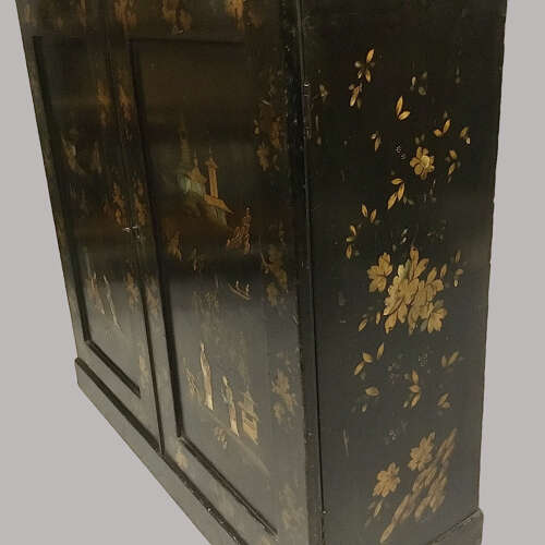 Good Regency Chinoiserie lacquered chiffonier / side cabinet