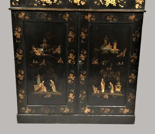 Good Regency Chinoiserie lacquered chiffonier / side cabinet