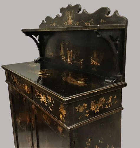 Good Regency Chinoiserie lacquered chiffonier / side cabinet