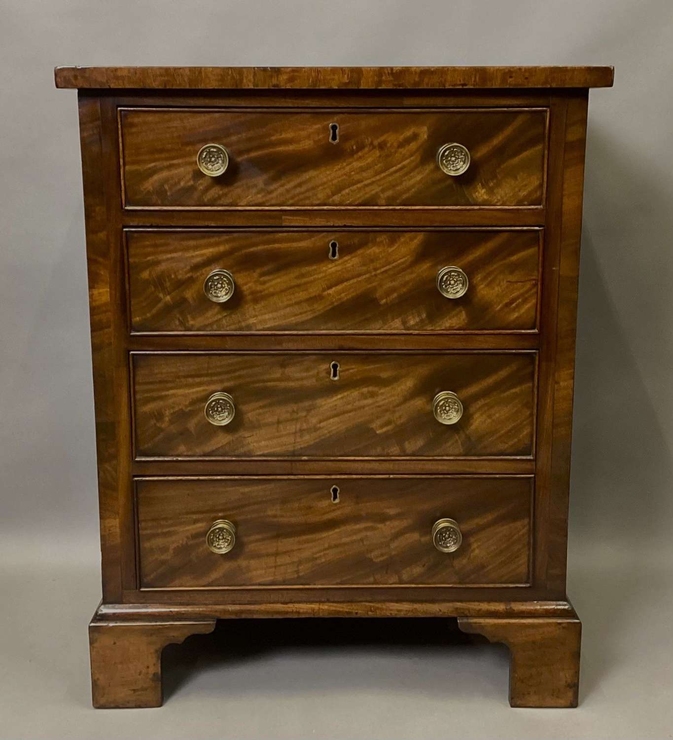 Good Regency small figured mahogany chest of drawers
