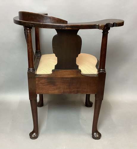 Exceptional George I walnut corner chair