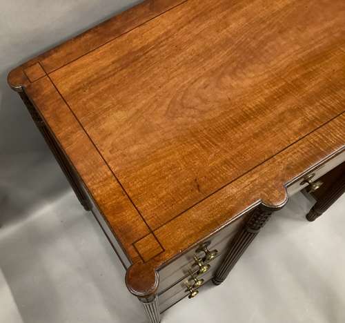 A handsome Regency mahogany dressing table / desk