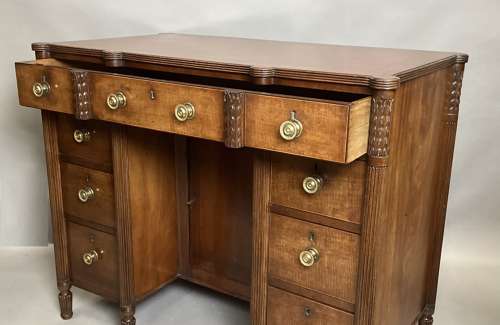 A handsome Regency mahogany dressing table / desk