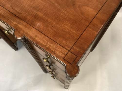 A handsome Regency mahogany dressing table / desk