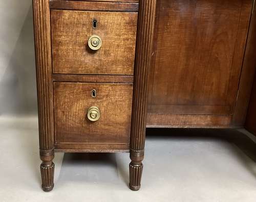 A handsome Regency mahogany dressing table / desk