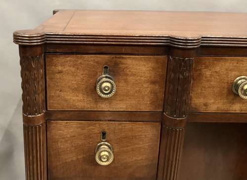 A handsome Regency mahogany dressing table / desk