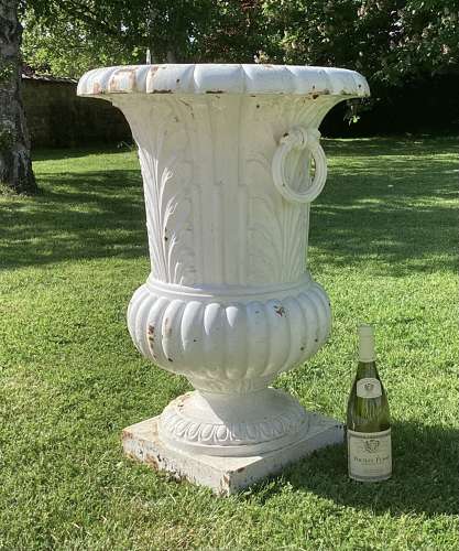 Good large C19th cast iron garden urn