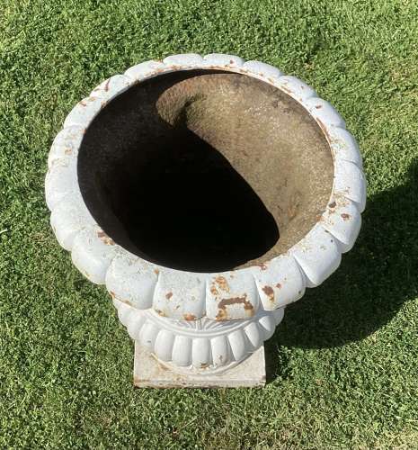 Good large C19th cast iron garden urn