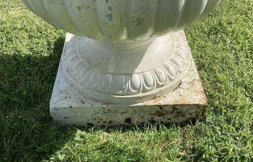 Good large C19th cast iron garden urn