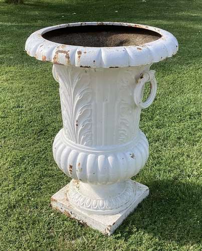 Good large C19th cast iron garden urn