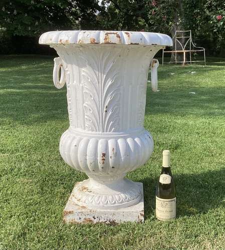 Good large C19th cast iron garden urn