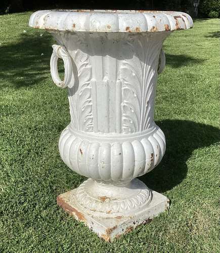 Good large C19th cast iron garden urn
