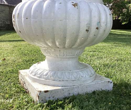 Good large C19th cast iron garden urn