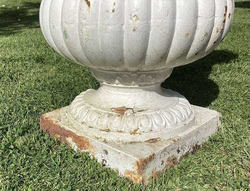 Good large C19th cast iron garden urn