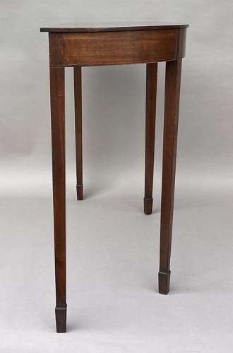 Elegant George III mahogany side table / console table