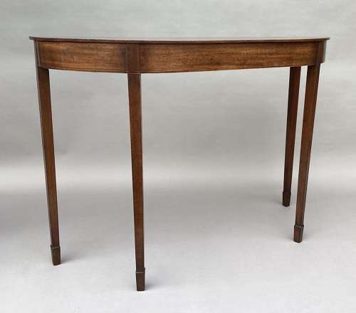 Elegant George III mahogany side table / console table