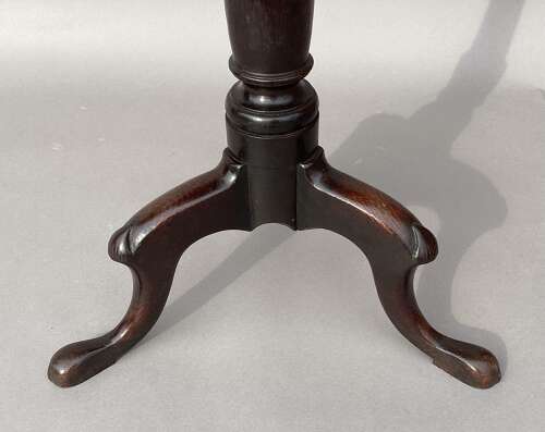 Charming Irish Georgian burr oak tripod wine table