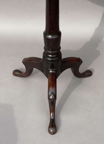 Charming Irish Georgian burr oak tripod wine table