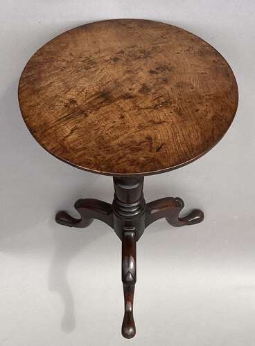 Charming Irish Georgian burr oak tripod wine table