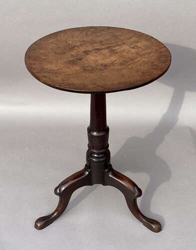 Charming Irish Georgian burr oak tripod wine table