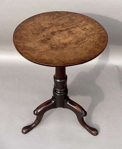 Charming Irish Georgian burr oak tripod wine table